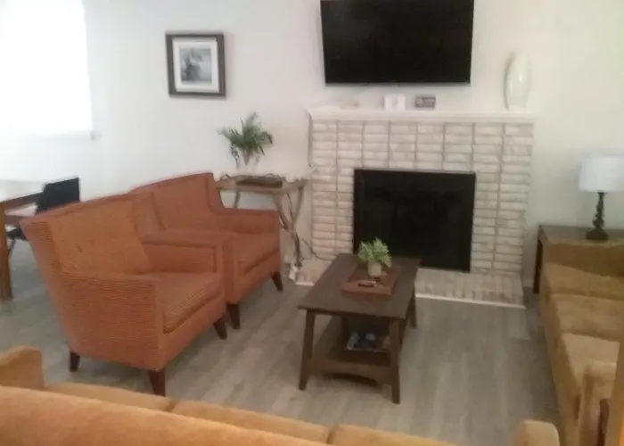 Halcyon Hangout-Mins To Downtown-Ping Pong-Pets