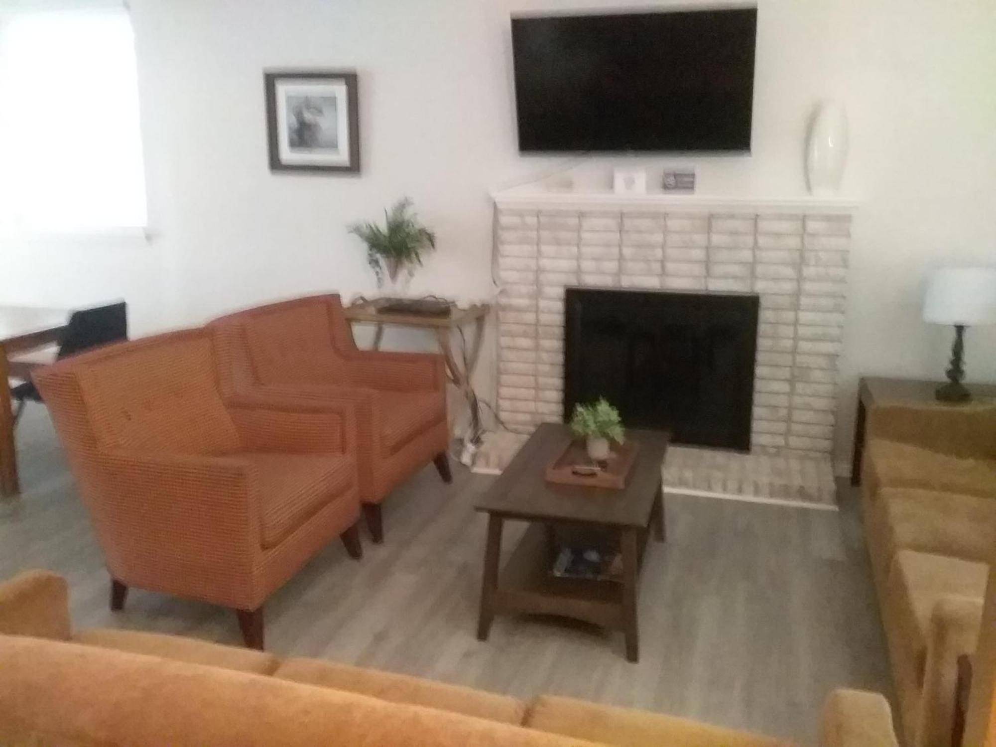 Halcyon Hangout-mins To Downtown-ping Pong-pets Hébergement de vacances Savannah